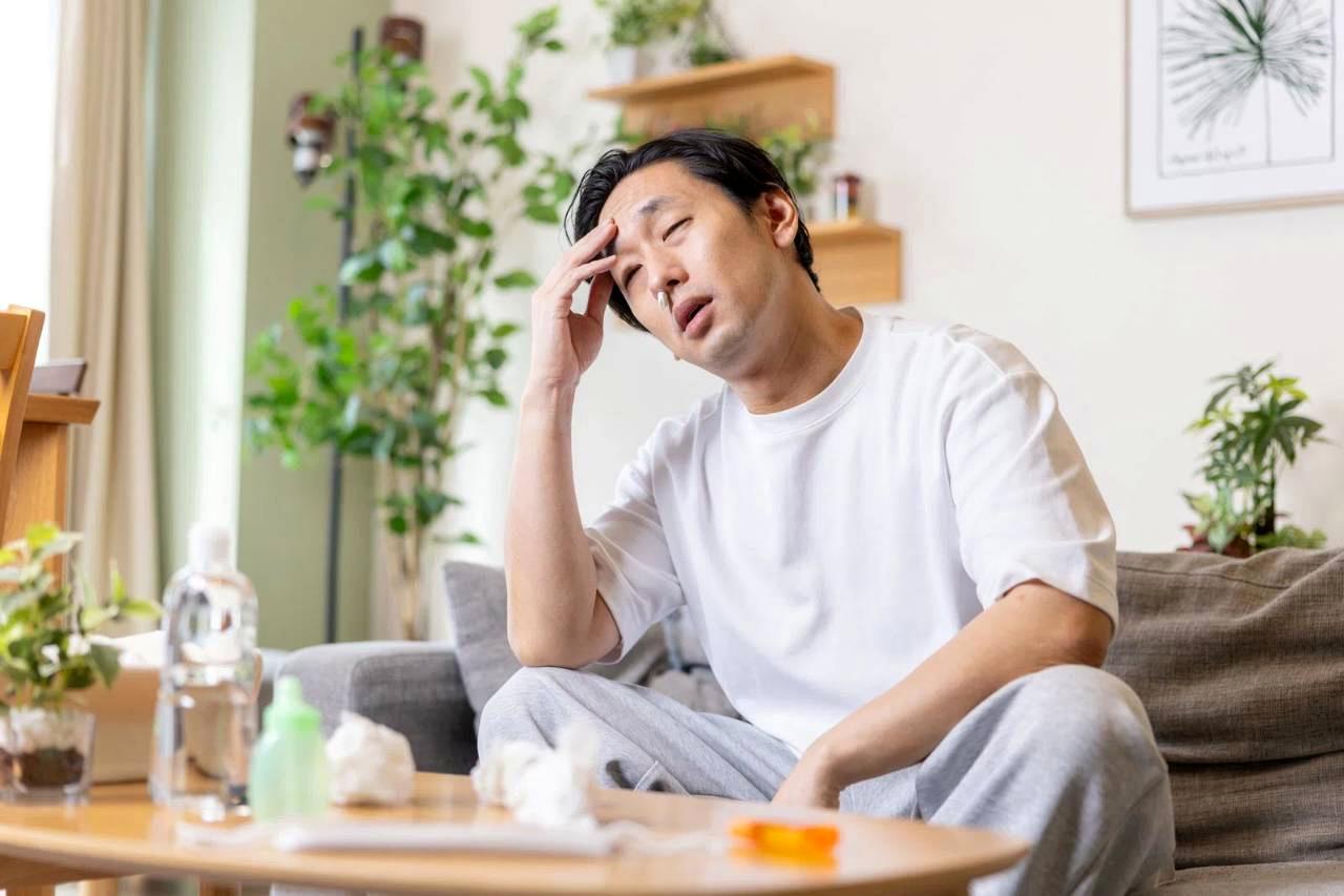 しつこく追われたときに周囲へ助けを求める女性のイメージ