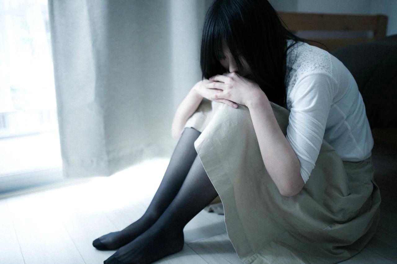 衝撃を受けてうつむく女性の後ろ姿。彼が既婚者だと知った瞬間の複雑な表情