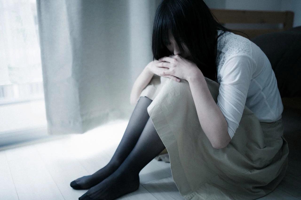 別れた恋人への気持ちを考える男性心理のイメージ