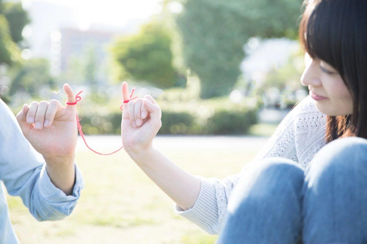 前向きな気持ちで恋愛に踏み出す女子生徒の希望あるイメージ