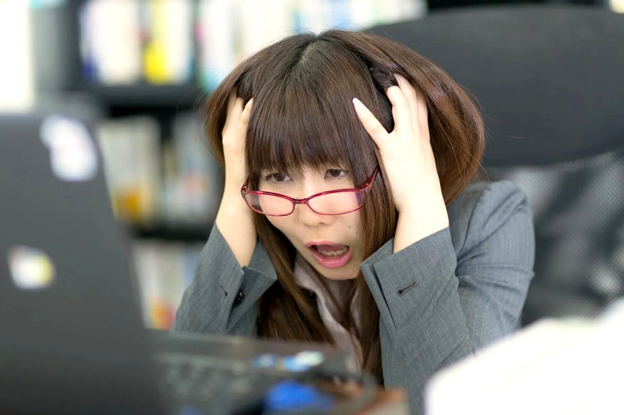告白とセクハラの境界線を冷静に見極める女性のイメージ