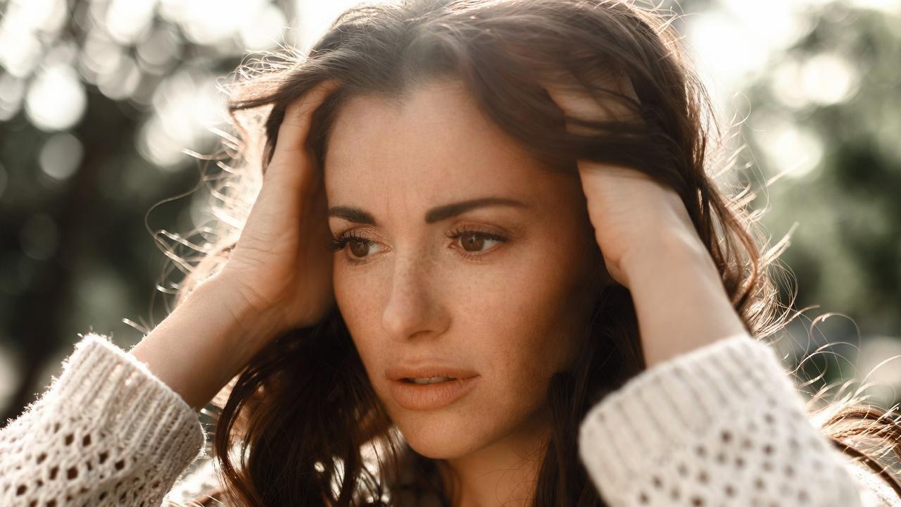 不快な接触が続き真剣に対処を考える女性のイメージ