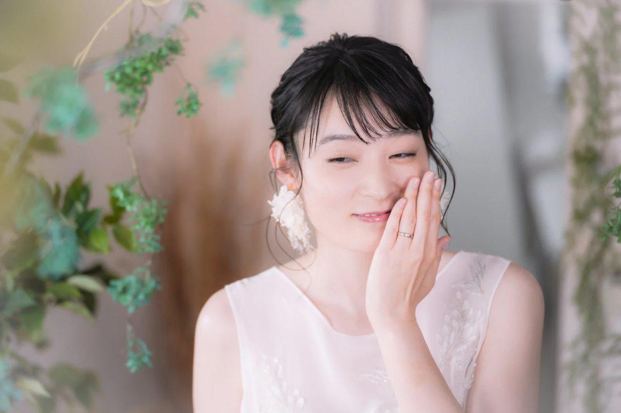 垢抜けたメイクと髪型で自信を持つ女性の明るい表情