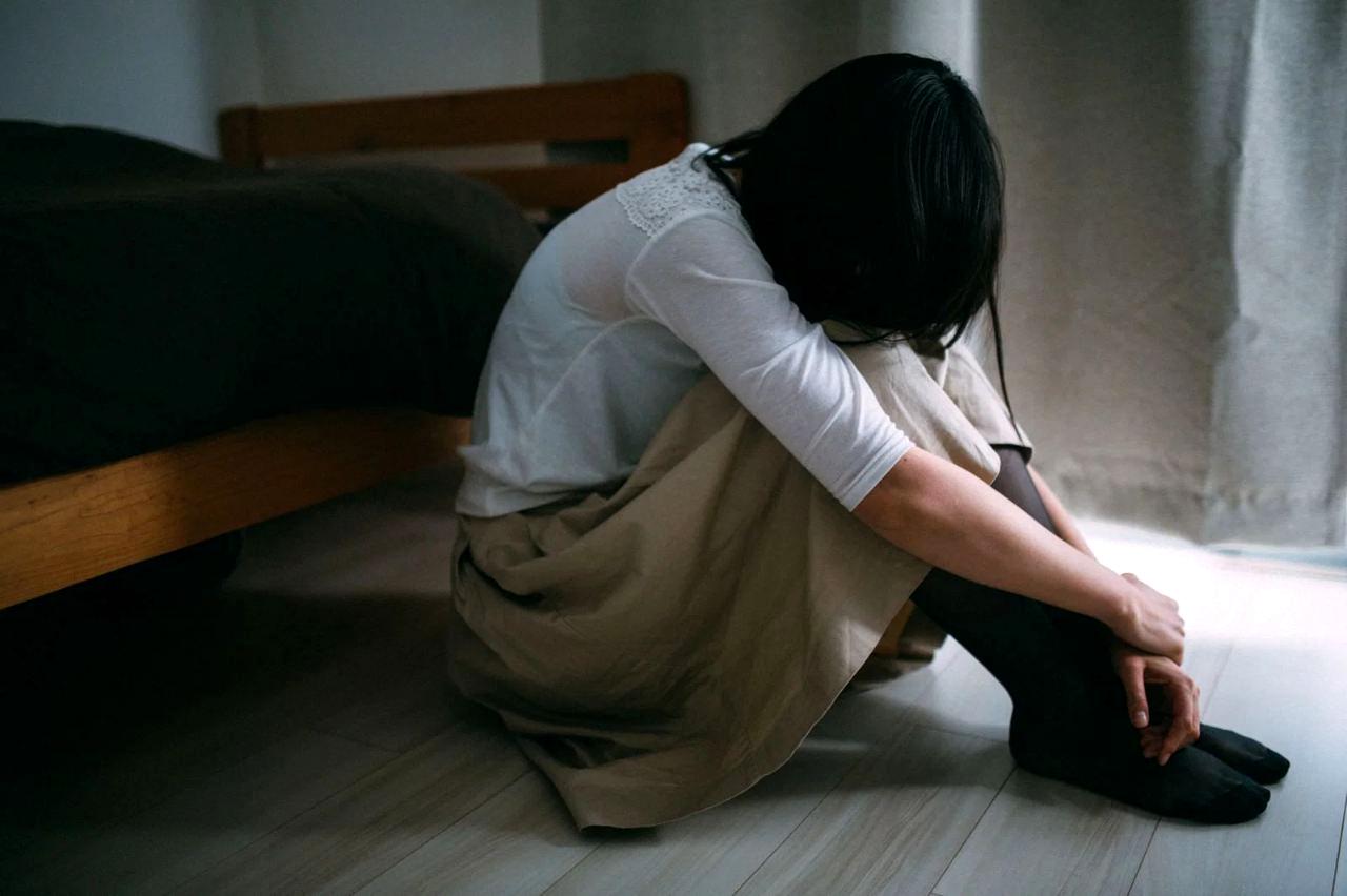 窓際で悩む女性の横顔。既婚者への気持ちを整理し、前向きな一歩を踏み出すイメージ