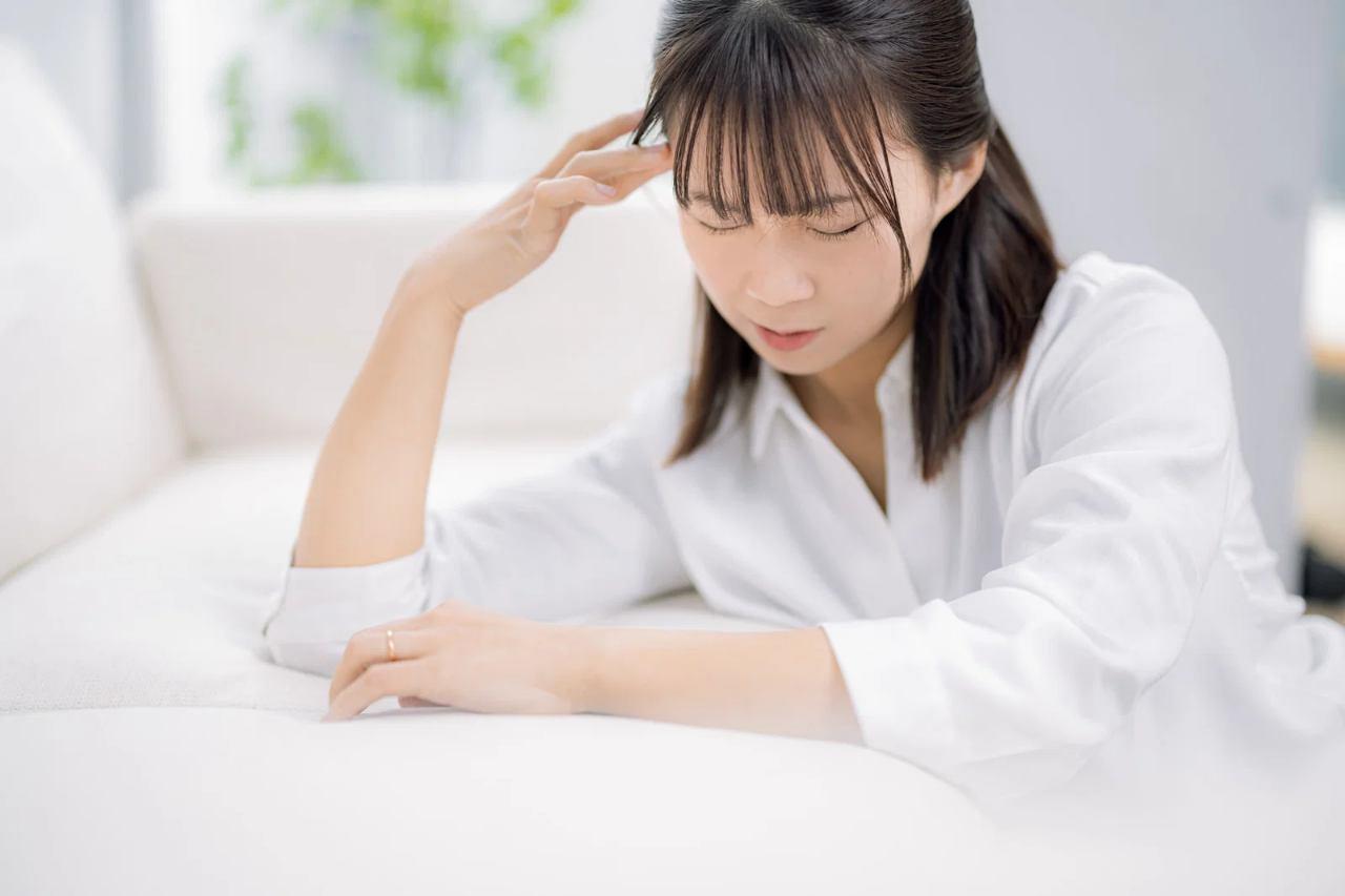 怒った表情で上司を指差す女性と、慌てた表情の男性の対照的なイラスト