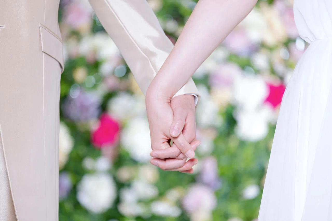 鏡の前で自分に微笑みかけ、新しい恋に向けて準備をする女性の姿