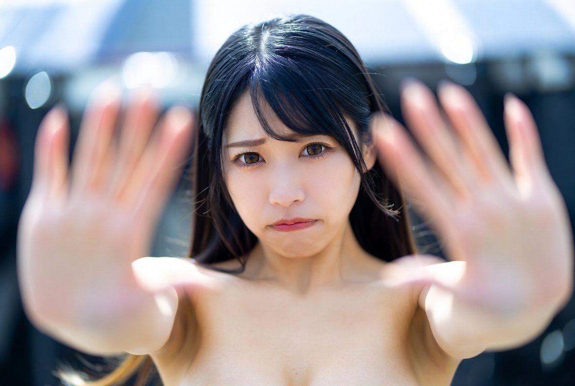 不適切なスキンシップに警戒する女性