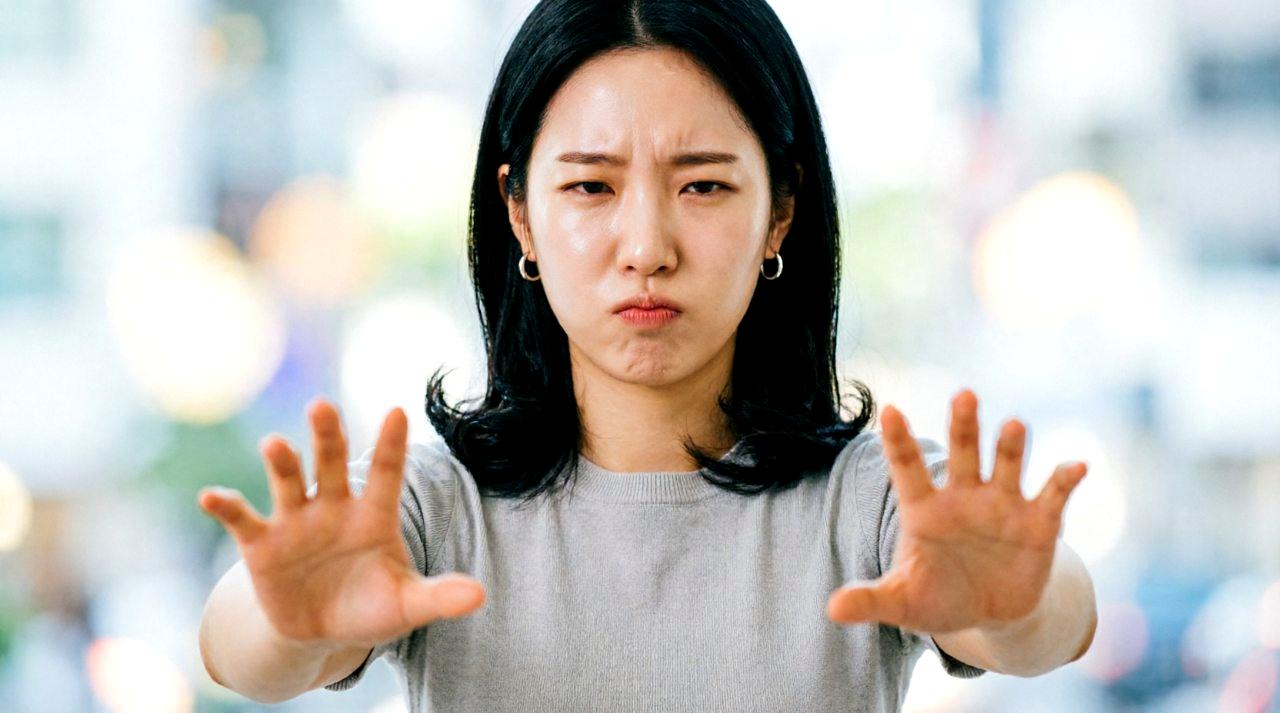 職場の状況に応じて対処する女性のイメージ