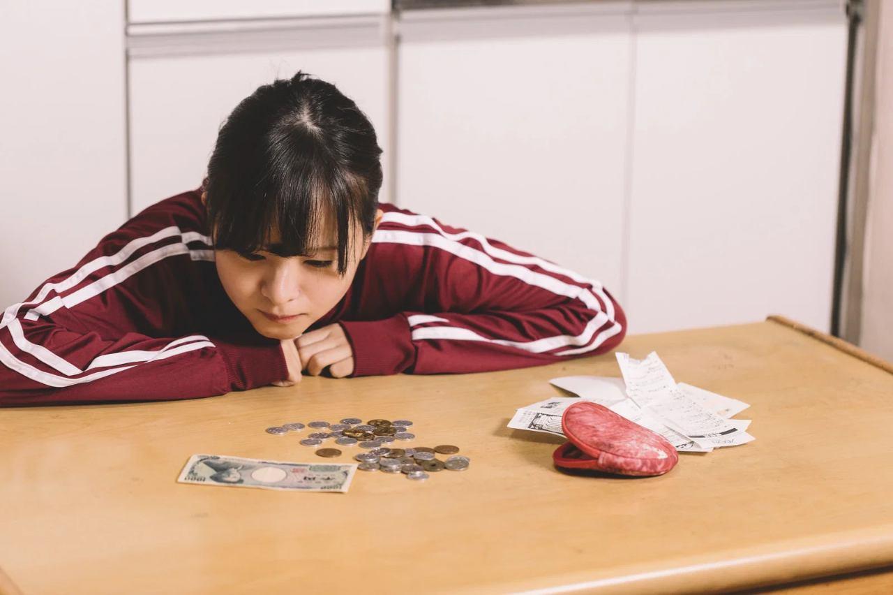職場の男性の心理を分析する女性のイメージ