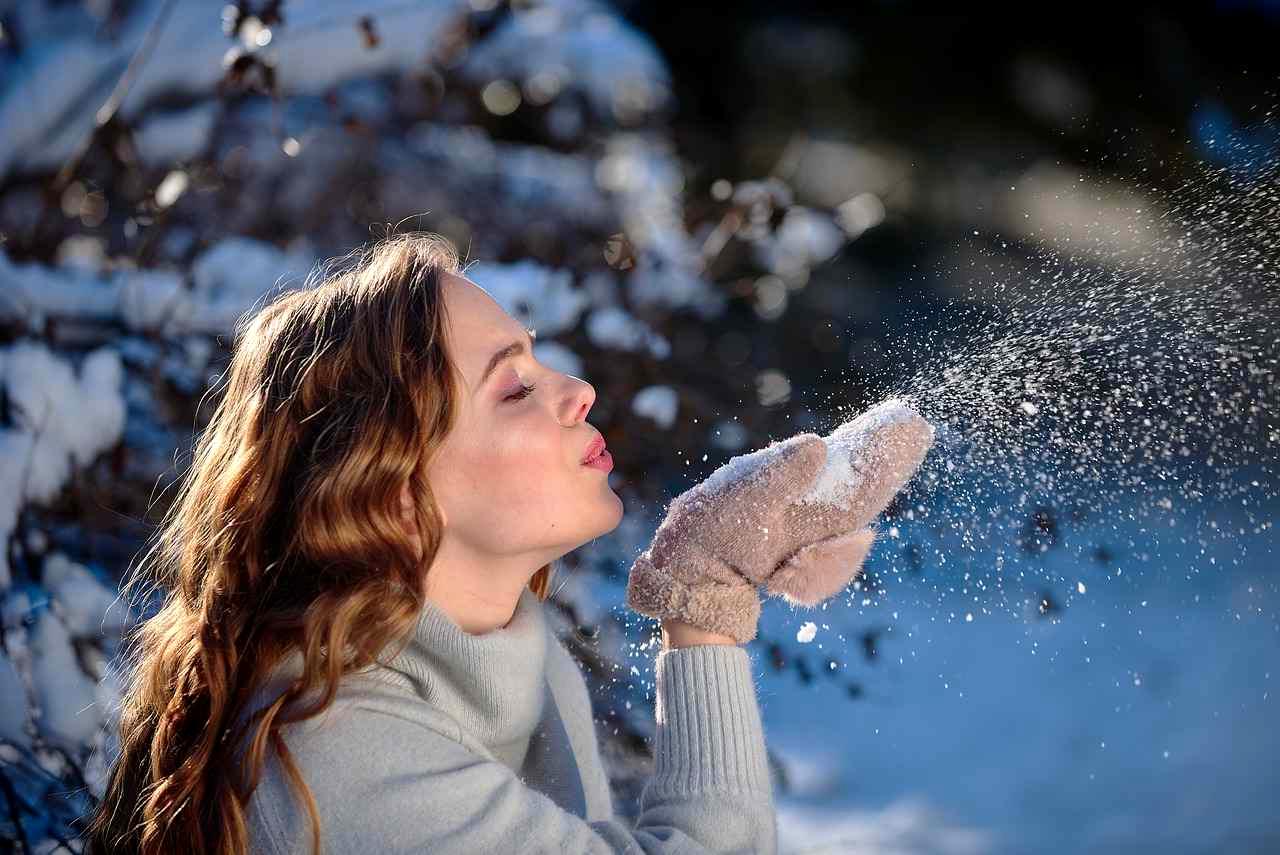 バイト先のドアを笑顔で開け、自信を持って一歩踏み出す女性の後ろ姿