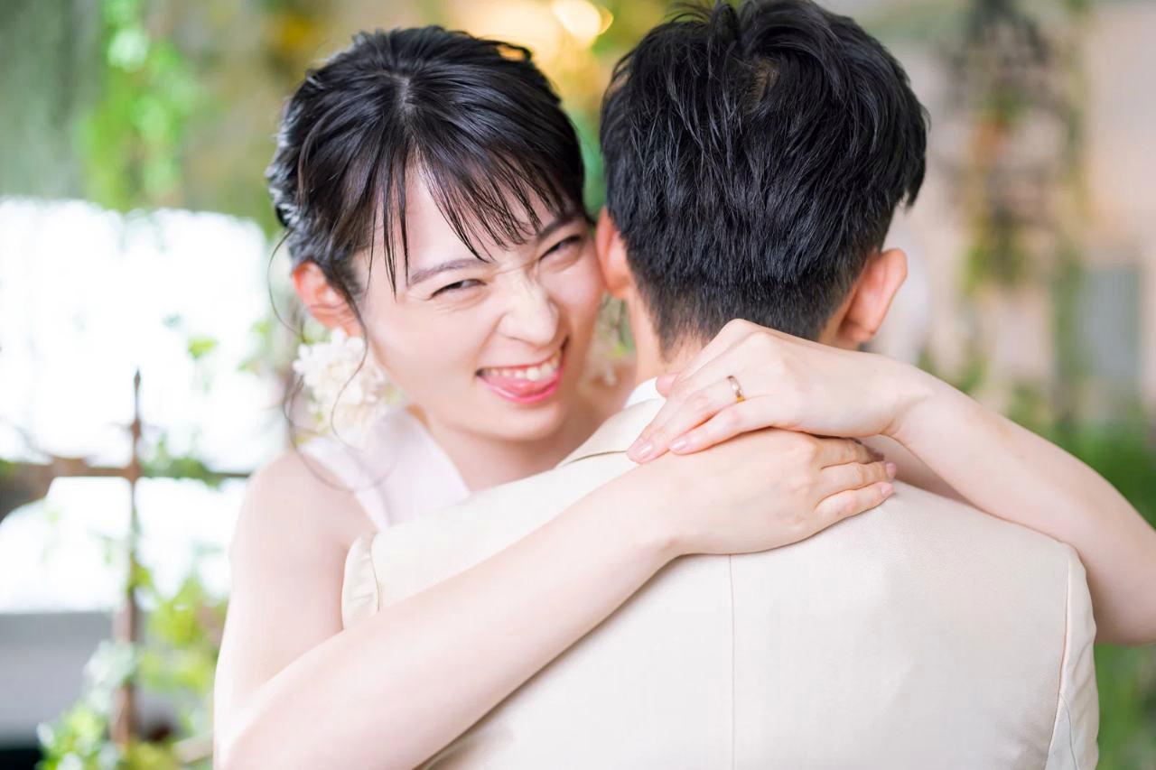 愛される魅力を持つ女性と幸せな恋愛のイメージ