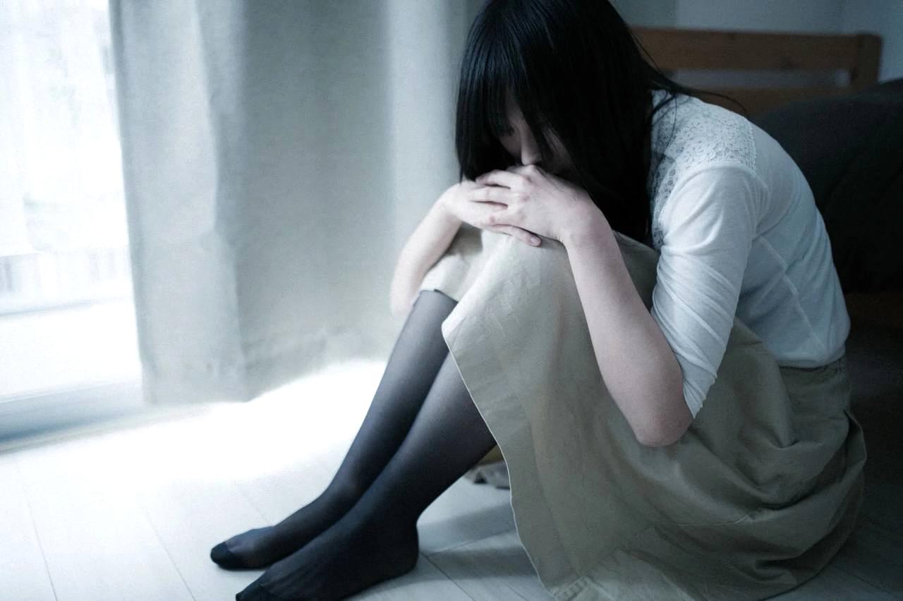 元カレに無視される原因と男性の心理を考える女性のイメージ