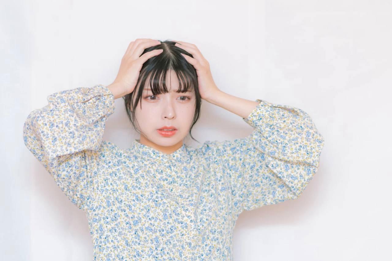 相談窓口で悩みを打ち明ける女性のイメージ