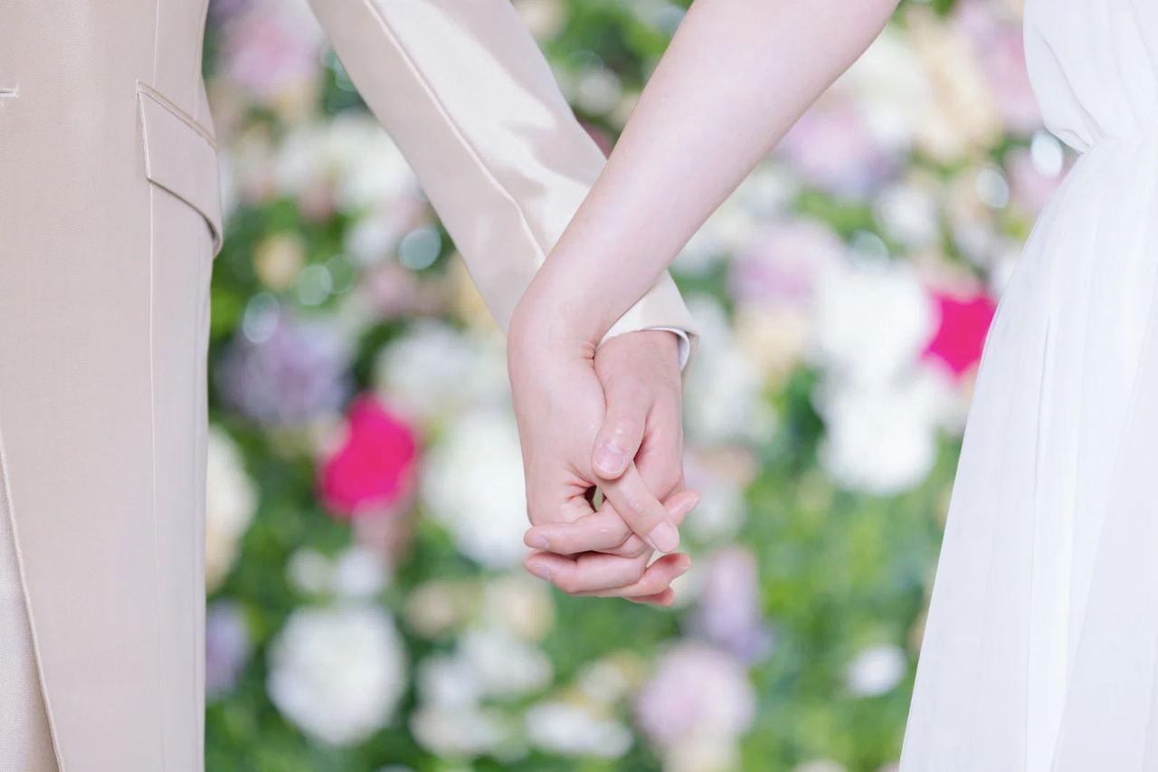 自分らしく働く女性の明るい職場風景