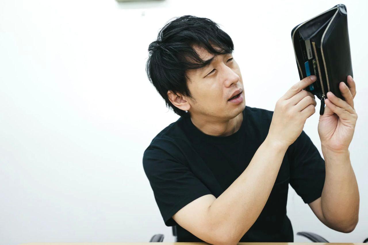 年下彼氏との食事で女性が支払いをしている場面