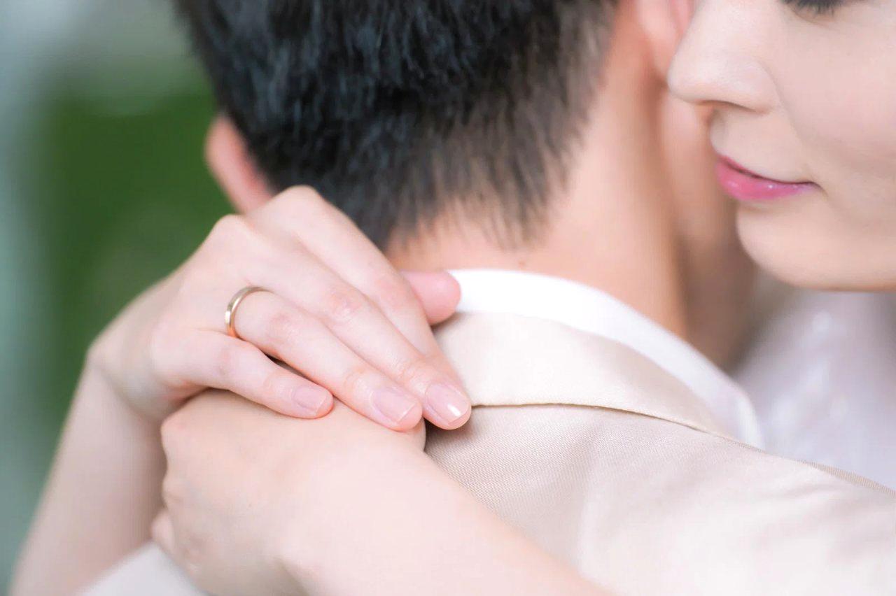 穏やかな笑顔で向き合い会話を楽しむ年上彼氏と女性の幸せそうな姿