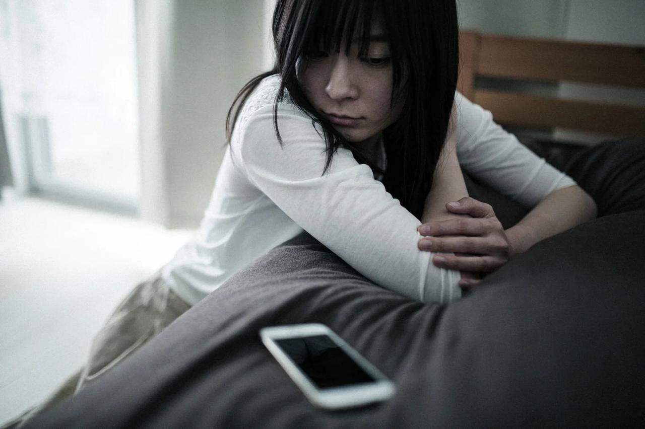 断った後も普段通りに接しながら仕事を続ける女性のイメージ