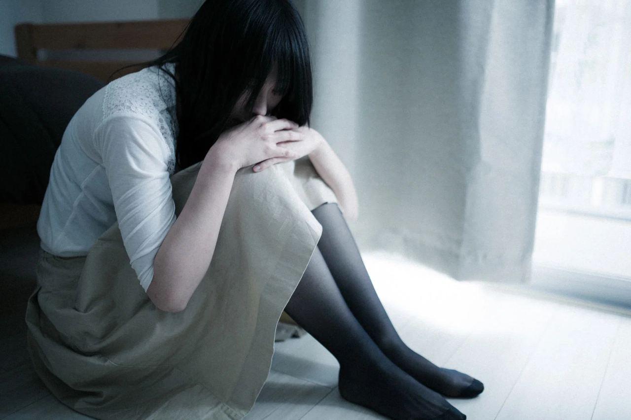 告白後の様々な反応に対応する女性の姿勢と心理のイメージ写真