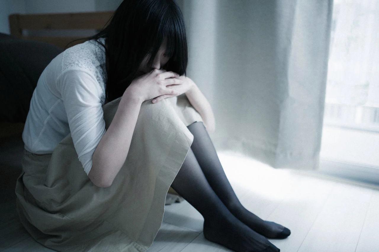 恋愛対象外の男性からの頭ポンポンを上手に断り自分を守る女性のイメージ