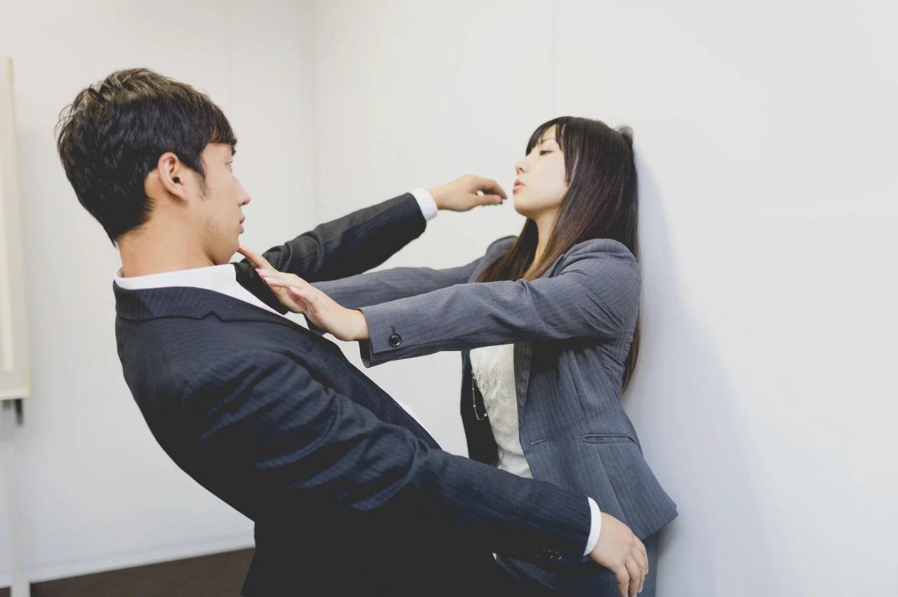 男友達に頭を触られて困惑する女性のイメージ