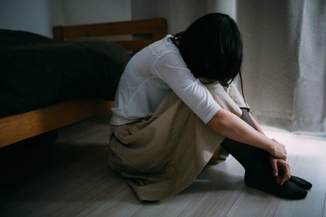 別れの本当の理由を振り返り反省する女性の姿