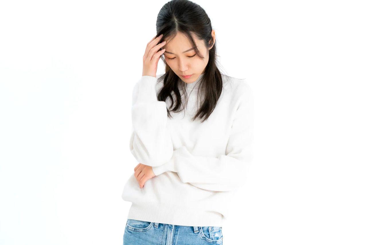 職場での不適切なボディタッチに困惑し、セクハラかどうか判断に迷う女性