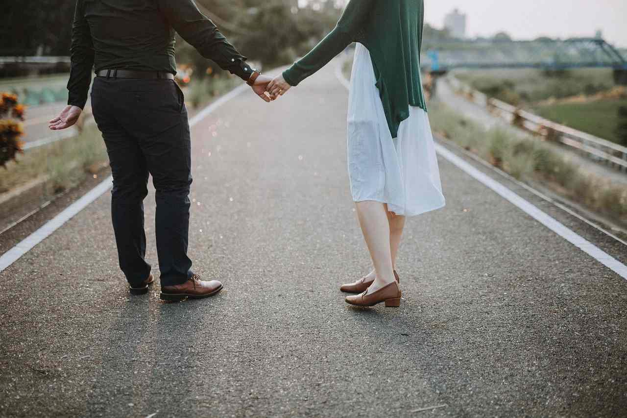 カフェで向かい合う男女が穏やかに会話している様子