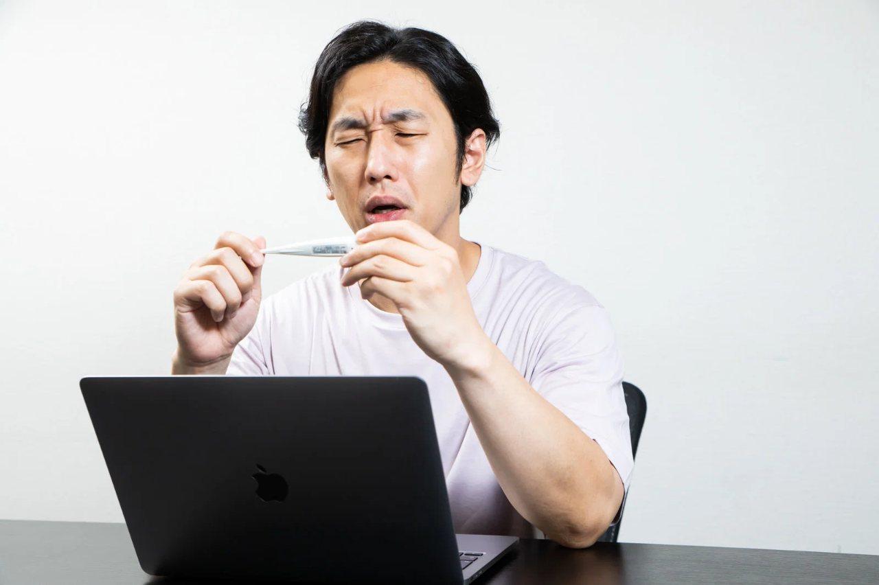 疲れた表情でため息をつくアルバイト帰りの女性