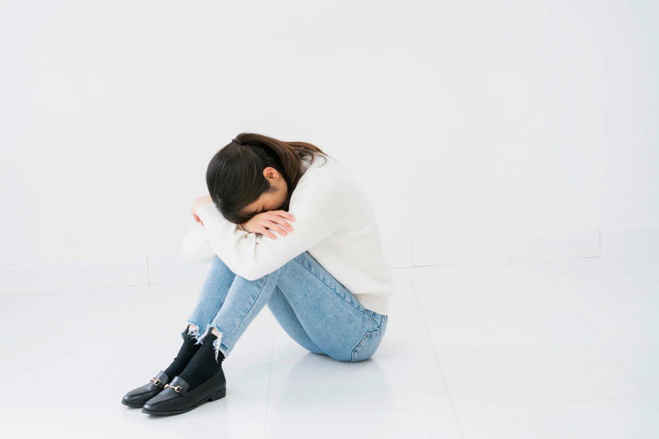 鏡に映る自分と向き合って深く考えている女性