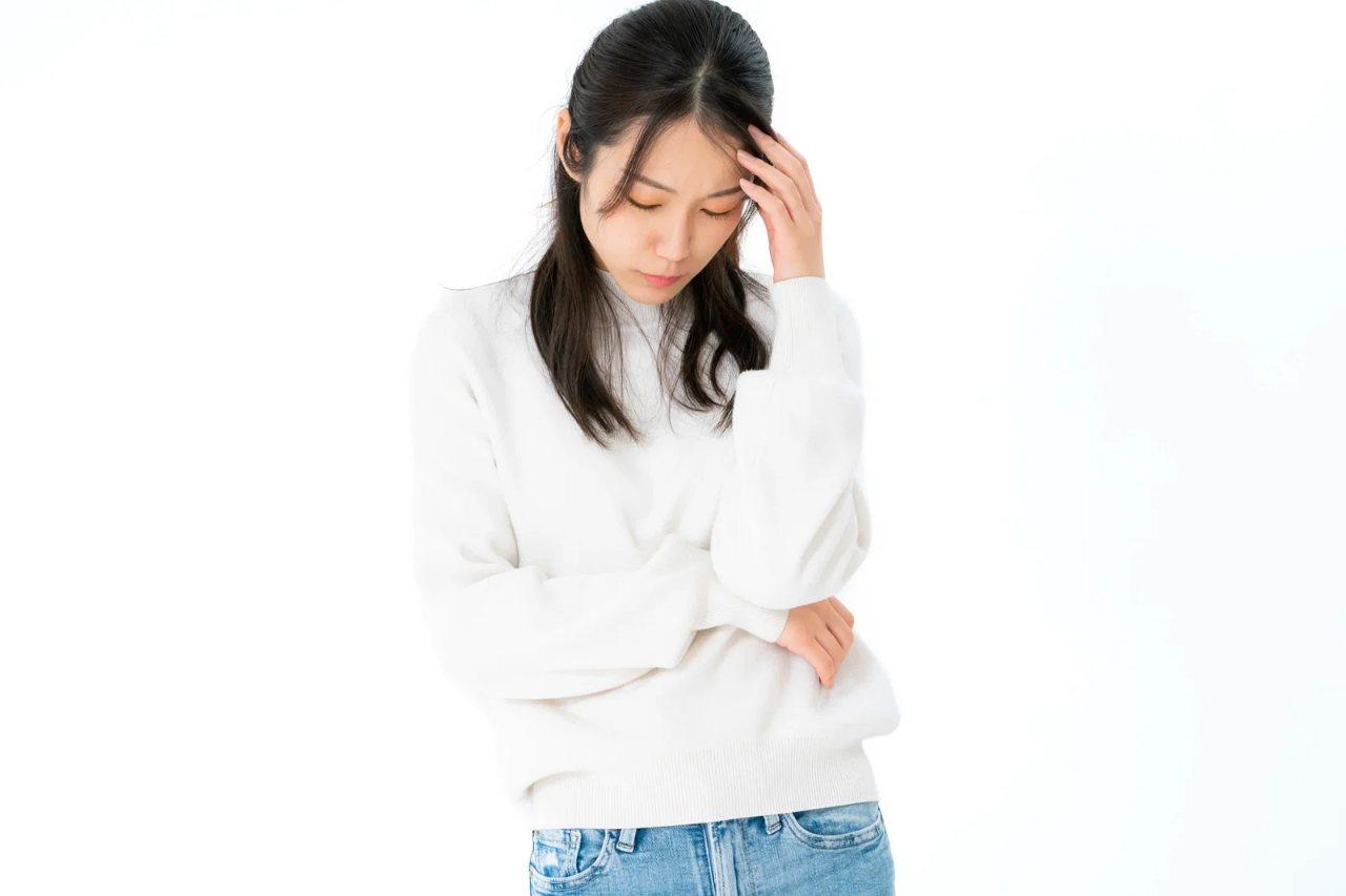 悩める女性の背中を優しく寄り添う大人の恋愛アドバイザーの温かい手