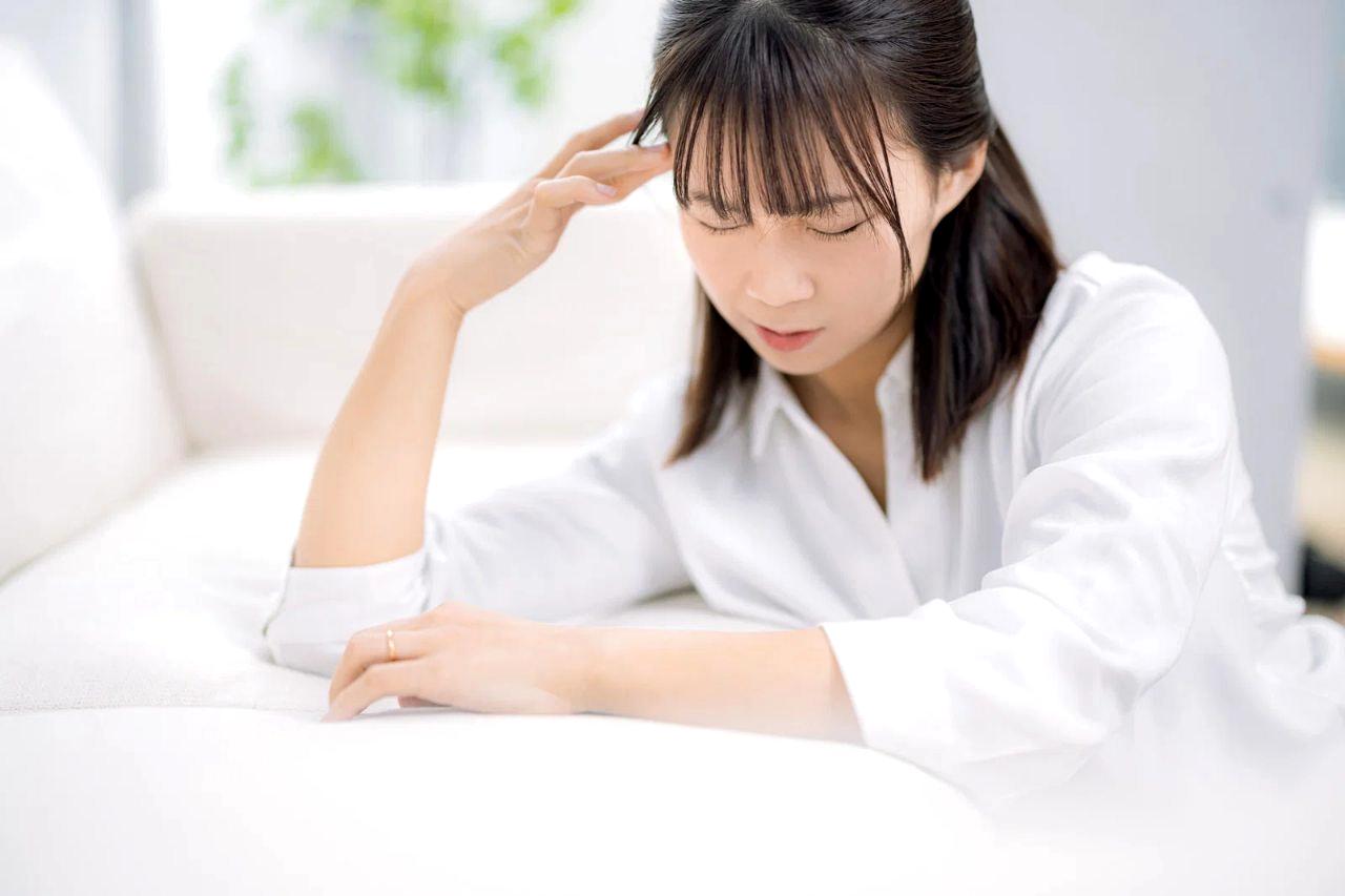 女性が男性の手を静かに視線で止めている職場のワンシーン