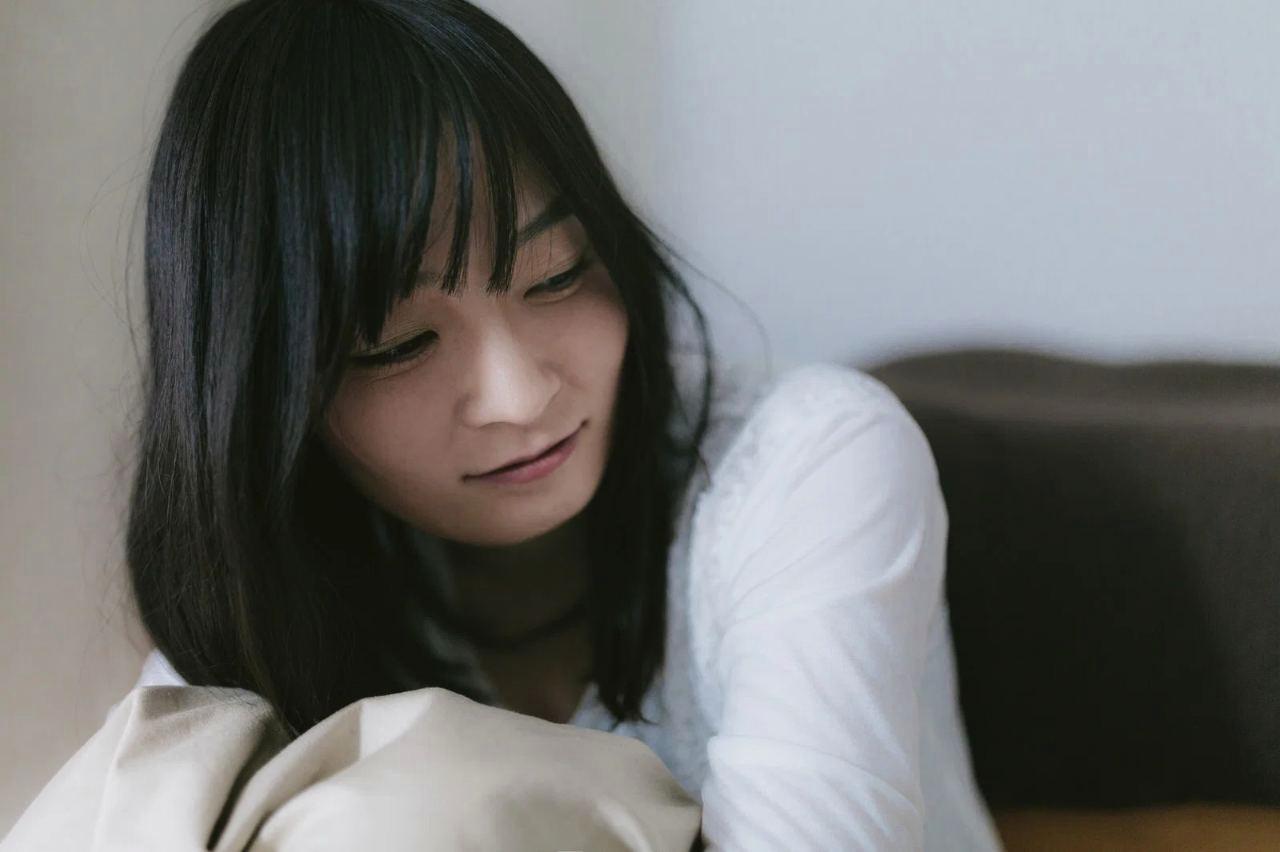 机で真剣に相談する女性と信頼できる同僚の様子。トラブル解決のための助け。