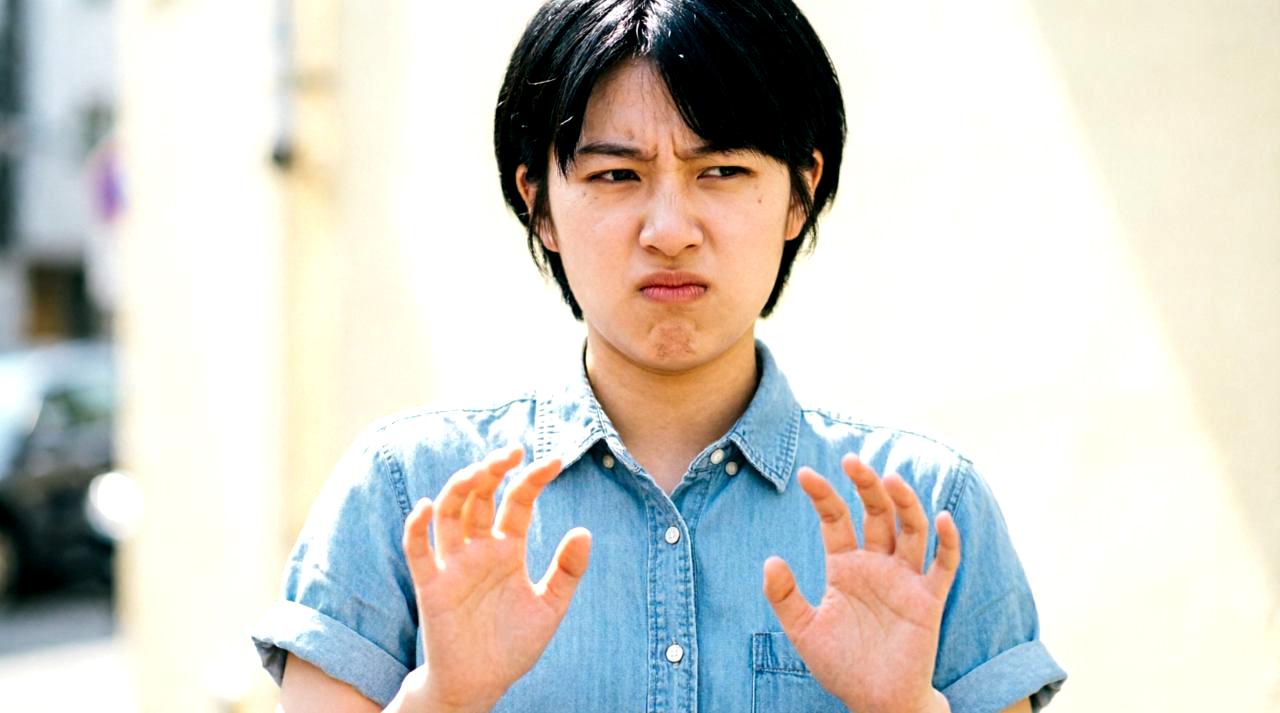 言葉だけでなく態度で伝える職場の不快なスキンシップへの非言語的拒絶法