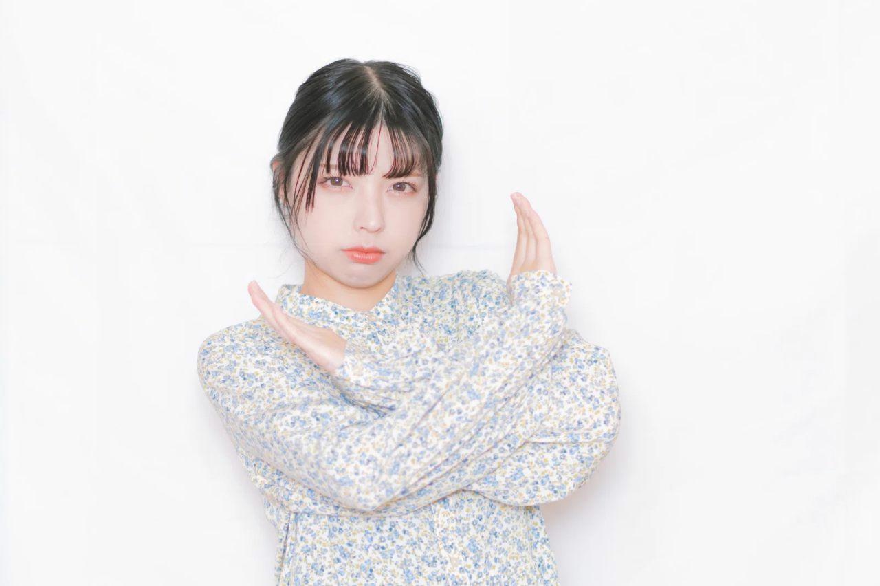 肩への接触がセクハラに当たるか悩む女性のイメージ