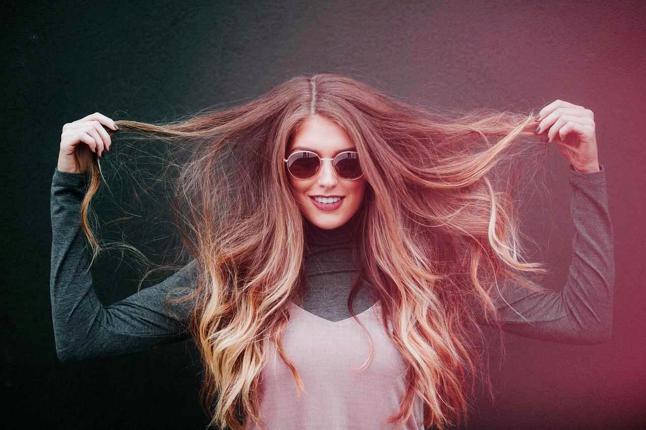しつこく触る年配男性に静かに拒絶し、堂々と立ち向かう大人の女性のアイキャッチ画像