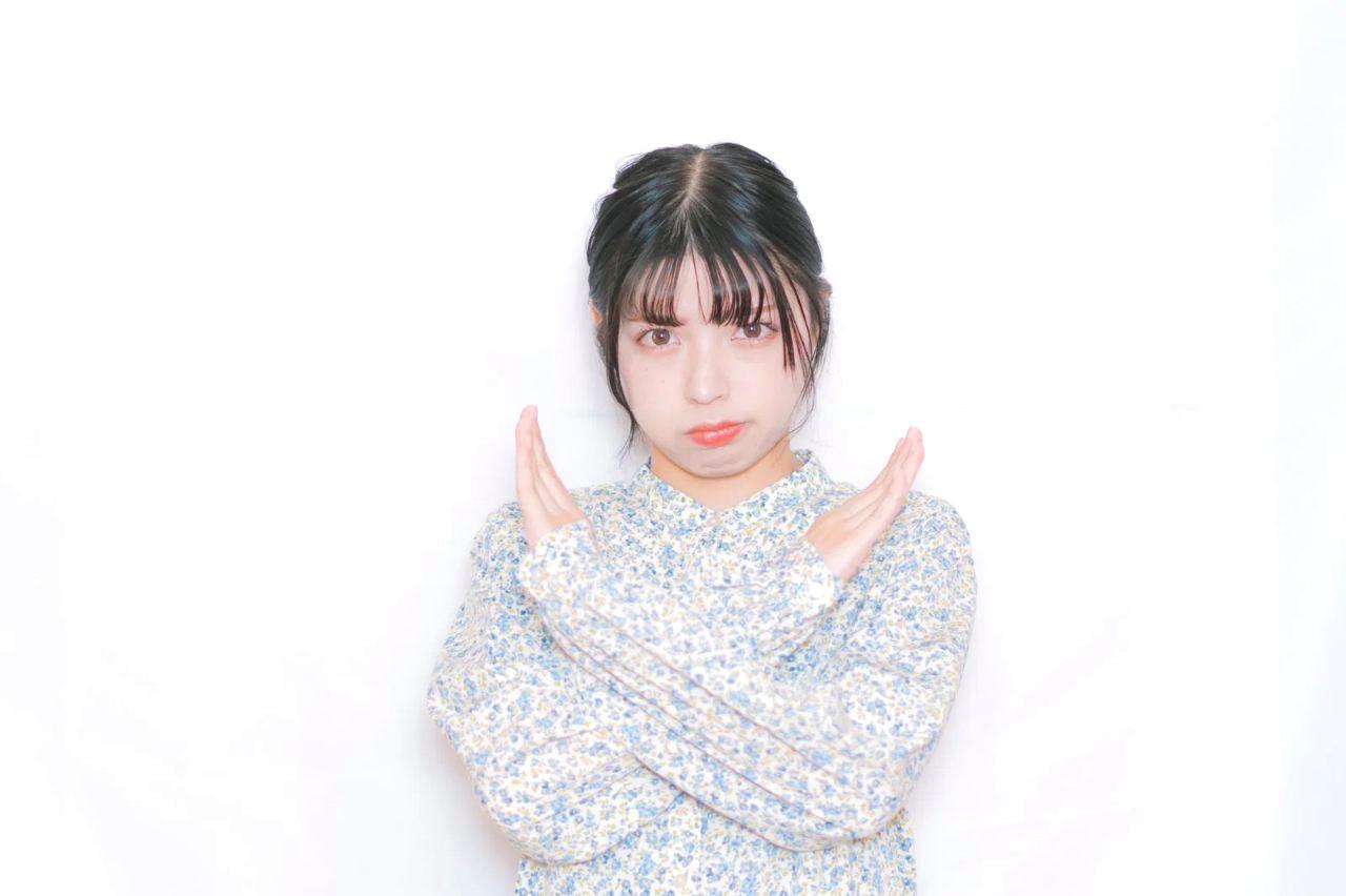 バイト中の不快なボディタッチを拒否して自分を守る女性