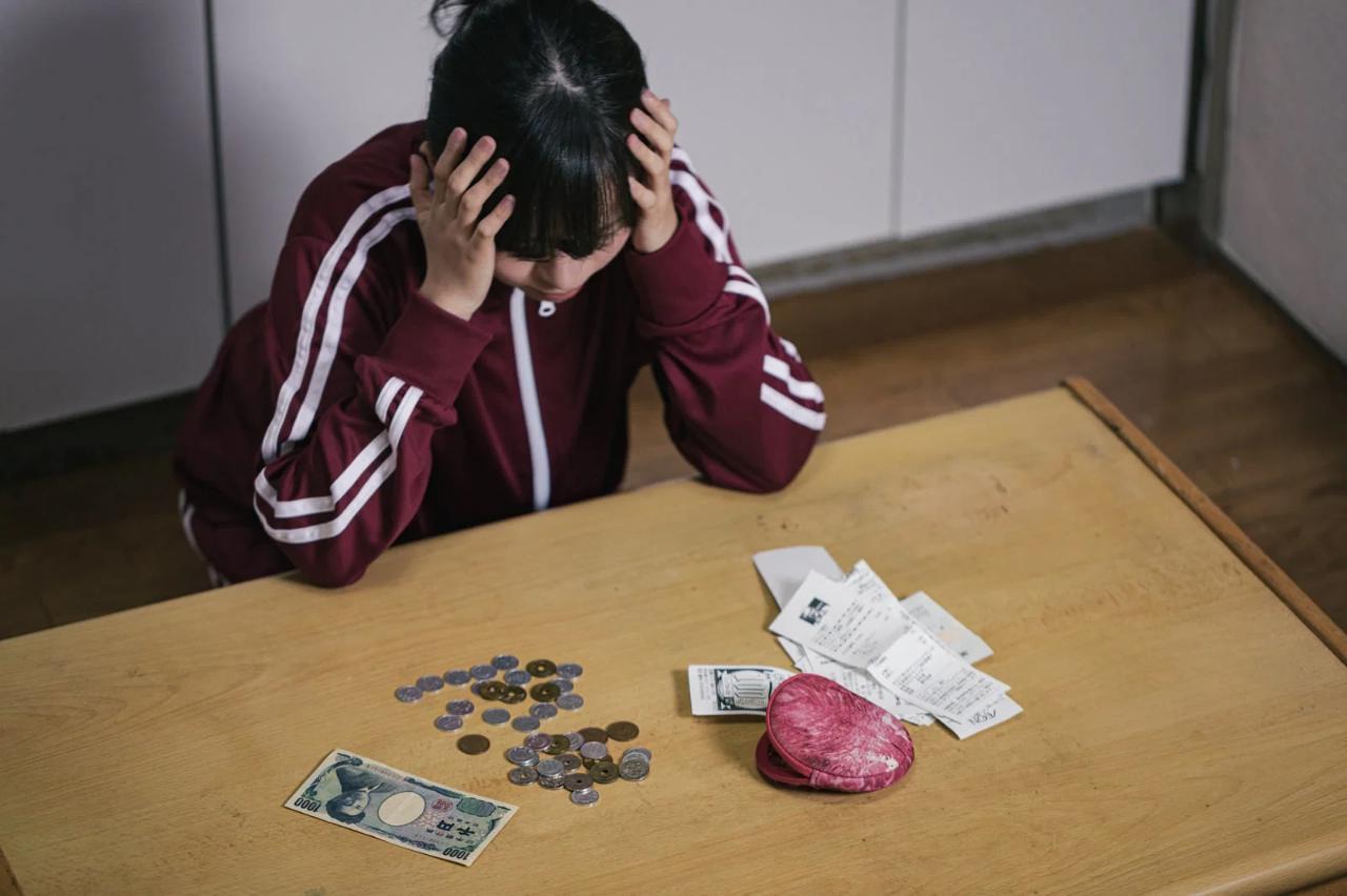 上司や人事と真剣に話し合う女性の横顔