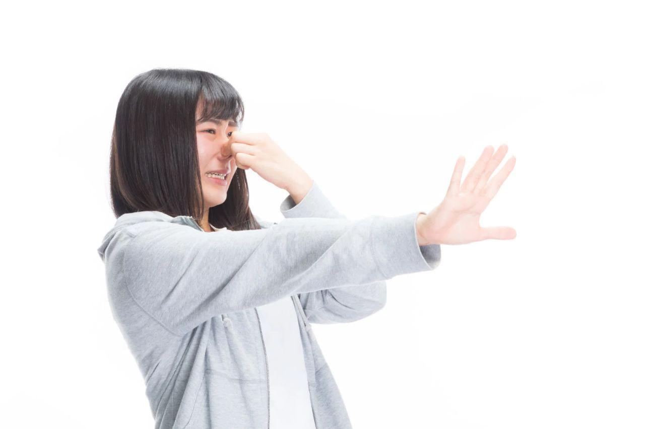 職場で自然に一歩引いてボディタッチをかわす女性のイメージ