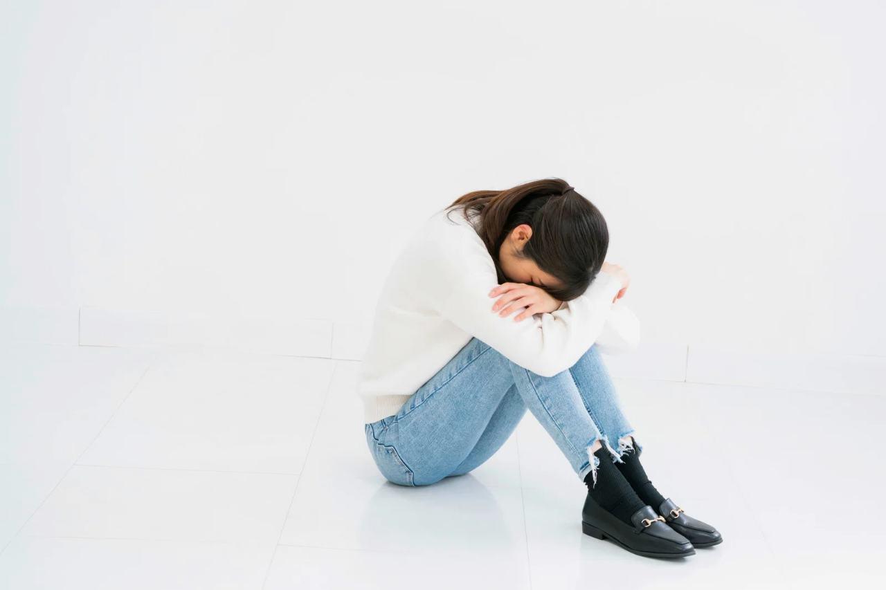 アルバムを閉じ、窓の外の新しい景色を見つめる女性の背中