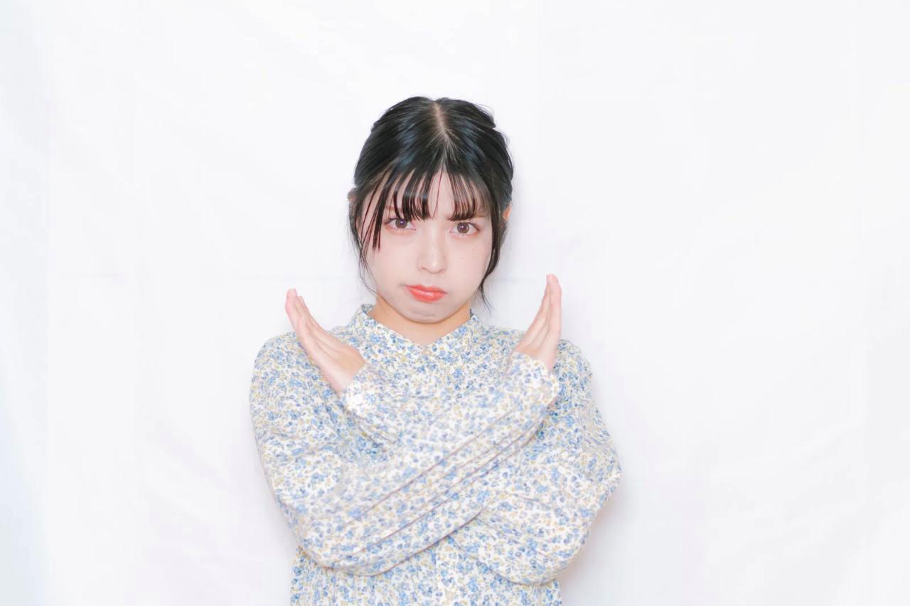 職場の男性から太ももを触られて戸惑う女性