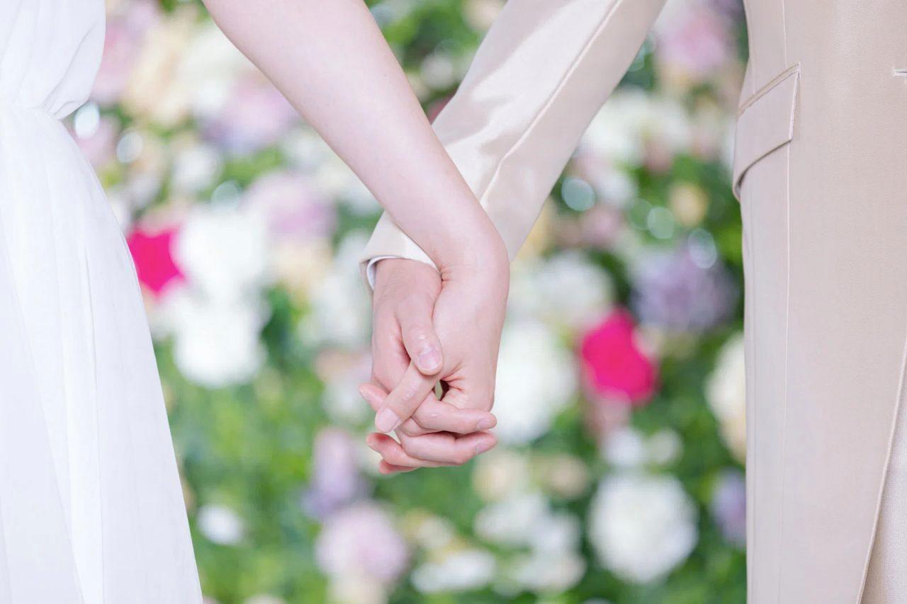 あなたらしさを武器にして前向きに歩き出す30代女性の希望に満ちた後ろ姿