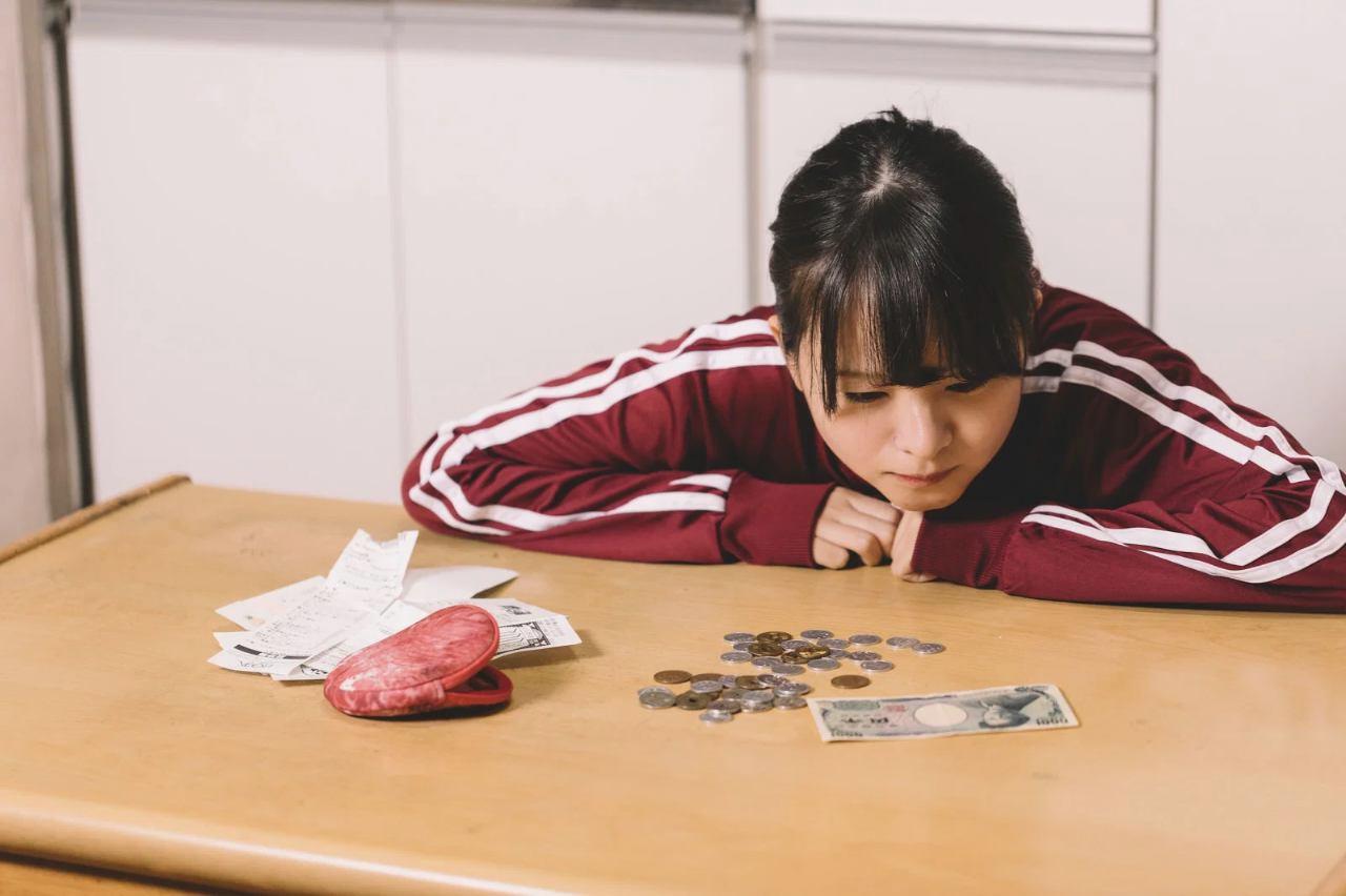ボディタッチに戸惑い不快感を覚える女性のイメージ