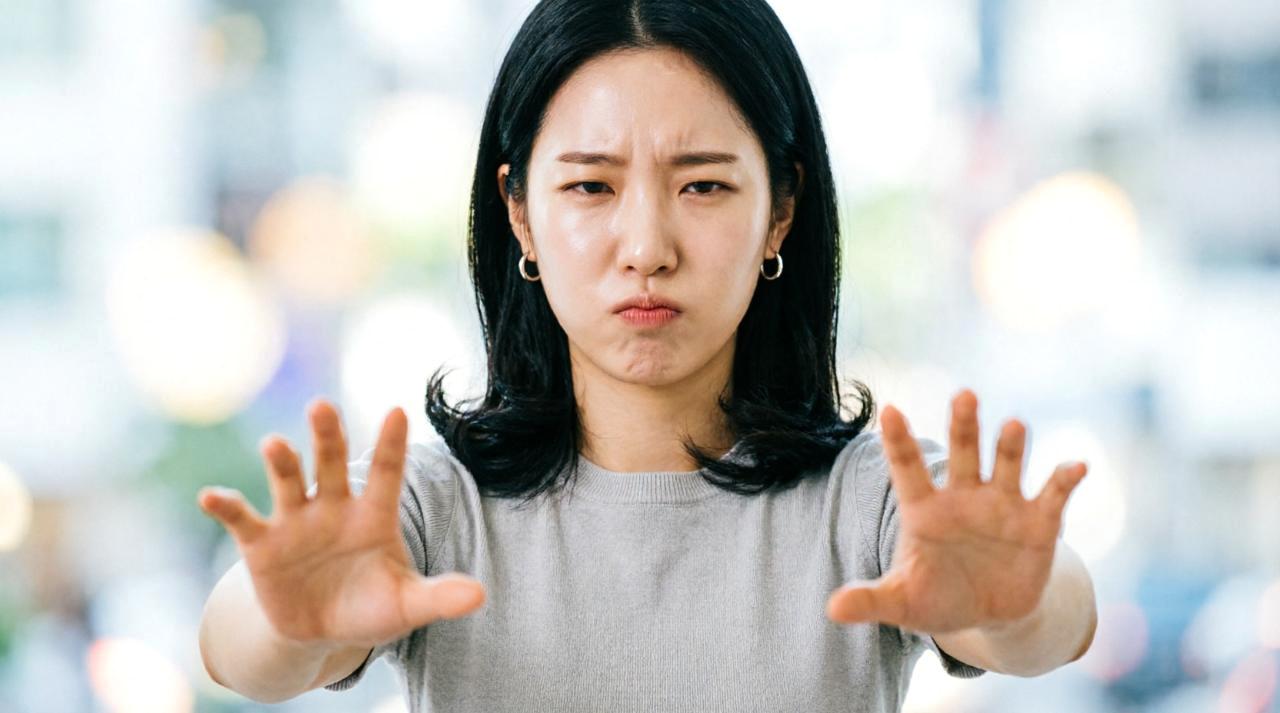 距離感を誤って肩に触れようとする男性と警戒する女性のイメージ